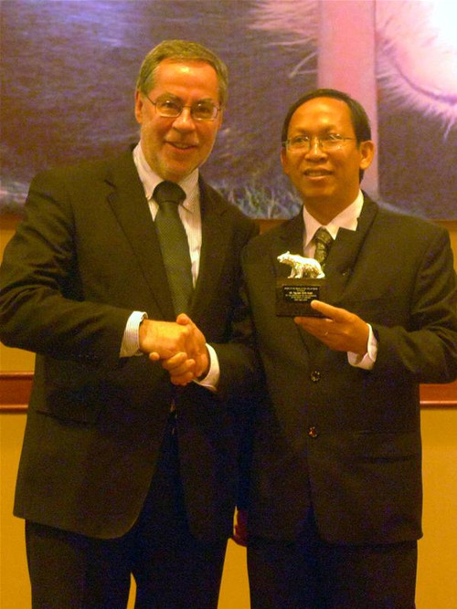 Vinh danh ĐBQH Nguyễn Đình Xuân vì các nỗ lực bảo tồn loài gấu - Ảnh M.H