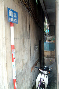 Con hẻm cụt rộng chưa đầy 1 mét ở đường Võ Văn Tần, quận 3 trên nhưng cũng có lộ giới 4,5 m. Ảnh: VnExpress