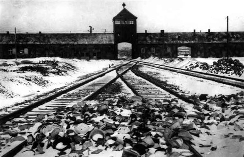 Mặt phía trước của khu trại Auschwitz II-Birkeneau Mặt phía trước của khu trại Auschwitz II-Birkeneau