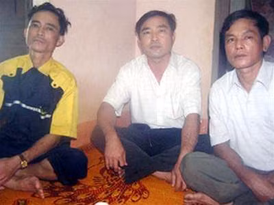 Ba nông dân tố cáo tham nhũng (từ phải sang): Ngô Minh Phiện, Nguyễn Thuận Trưởng, Nguyễn Văn Vinh: “Dù bị đe dọa chúng tôi vẫn kiên định chống tham nhũng” . Ảnh : P.V