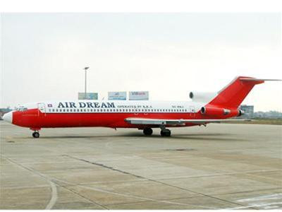 Chiếc máy bay bí ẩn tại sân bay Nội Bài. Ảnh: Zhang Hua (AL.net) Chiếc máy bay bí ẩn tại sân bay Nội Bài. Ảnh: Zhang Hua (AL.net)