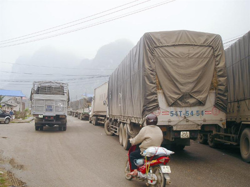 Xe ô tô chở nông sản đỗ dài ở CK Tân Thanh