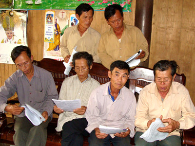 Đại diện 76 hộ dân xem công điện của thanh tra Chính phủ tại xã Đắk Sắk. Ảnh: PV