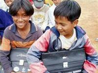 Học sinh ở địa bàn khó khăn, là con liệt sỹ, thương binh sẽ được cấp sách giáo khoa miễn phí. Ảnh: VnMedia.