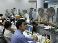 Các nhà đầu tư đặt lệnh mua bán cổ phiếu tại sàn giao dịch Công ty Chứng khoán Ngân hàng Á Châu (ACBS). Ảnh: H. Thúy