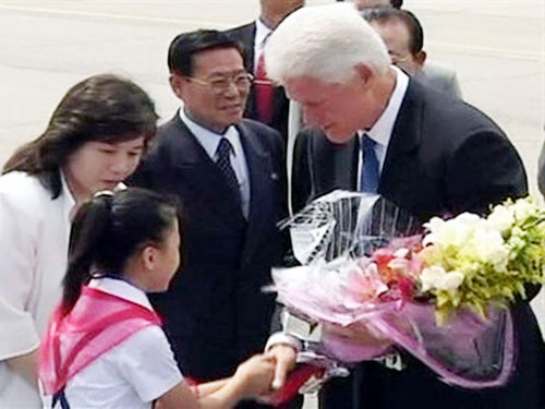 Cựu Tổng thống Mỹ Bill Clinton (bên phải) được chào đón tại sân bay quốc tế Bình Nhưỡng. Ảnh: AP. Cựu Tổng thống Mỹ Bill Clinton (bên phải) được chào đón tại sân bay quốc tế Bình Nhưỡng. Ảnh: AP.
