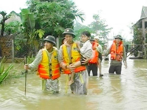 BĐBP Quảng Nam giúp dân trong bão số 9 BĐBP Quảng Nam giúp dân trong bão số 9