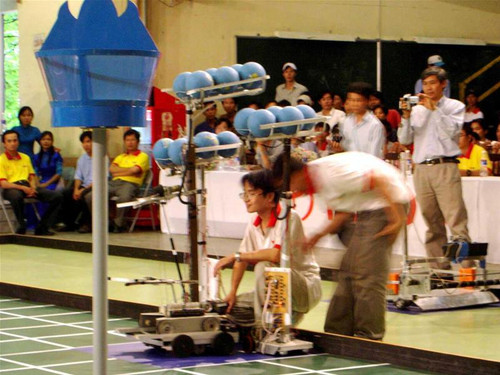 Một Robot chuẩn bị tấn công tại vòng loại cuộc thi “Sáng tạo Robotcon Việt Nam 2005”