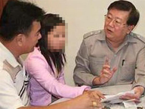 Anh Leong (trái), người môi giới, cùng vợ tại văn phòng MCA Anh Leong (trái), người môi giới, cùng vợ tại văn phòng MCA