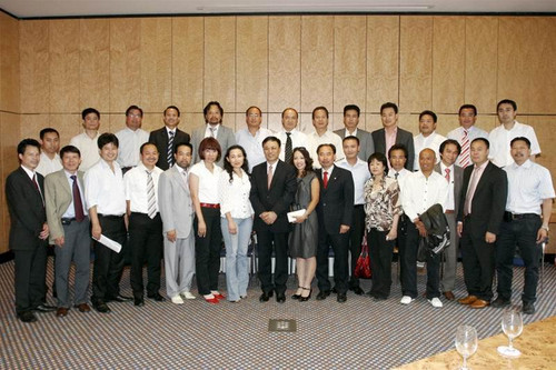 Đại sứ Đỗ Hòa Bình (giữa) và các doanh nhân thành đạt tại Đức. Ảnh: Quang Chí