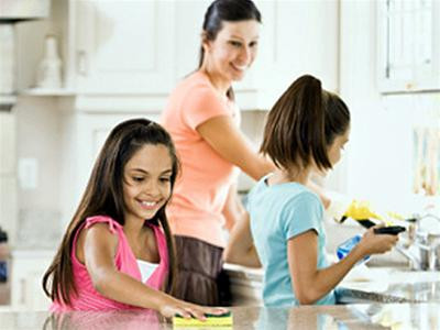 Cùng làm việc nhà giúp các thành viên trong gia đình gắn bó với nhau hơn.