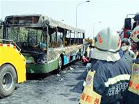 Chiếc xe bus bị thiêu rụi sau đám cháy. Ảnh: AP