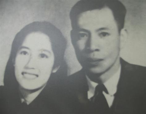 Hai vợ chồng trong ngày cưới Hai vợ chồng trong ngày cưới