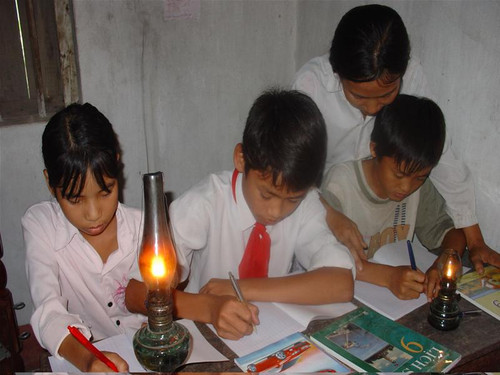 Chị Nguyễn Thị Tấm ở thôn Đăk Hà, xã Đăk BLà, TX Kon Tum) cùng các con học bài bên ánh đèn dầu leo lét! Chị Nguyễn Thị Tấm ở thôn Đăk Hà, xã Đăk BLà, TX Kon Tum) cùng các con học bài bên ánh đèn dầu leo lét!