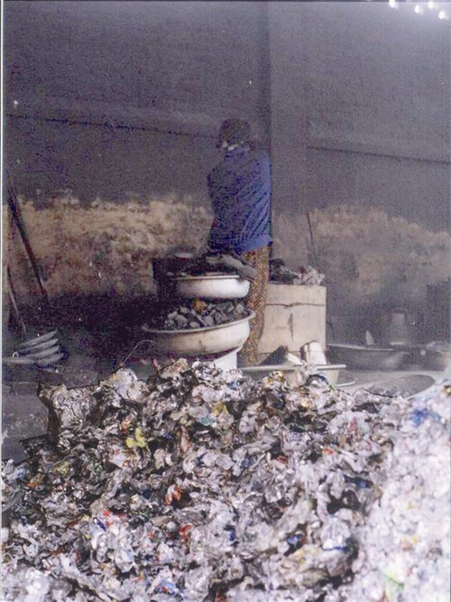 Nguyên liệu, phế liệu ngổn ngang trong lò sản xuất nhôm ở Văn Môn