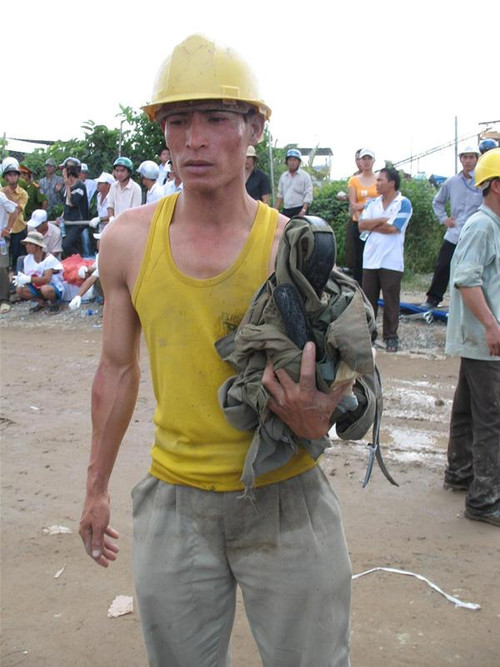 Anh Phạm Văn Hà, người vừa may mắn thoát nạn. Ảnh : Sáu Nghệ Anh Phạm Văn Hà, người vừa may mắn thoát nạn. Ảnh : Sáu Nghệ