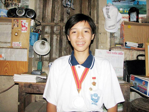 Trịnh Văn Đức bên góc học tập của mình