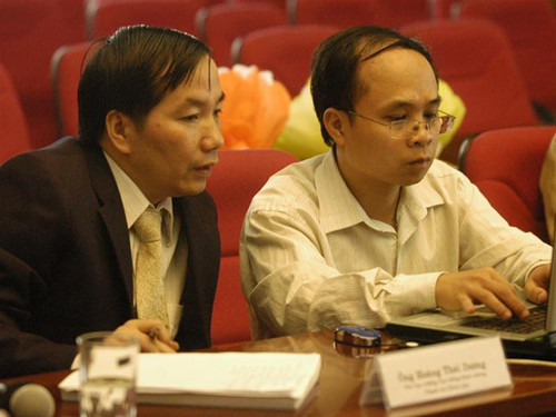 Ông Hoàng Thái Dương, Phó Cục trưởng Cục chống tham nhũng, Thanh tra Chính phủ (bên trái)