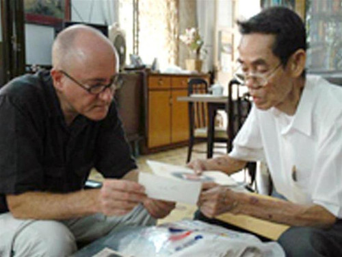 Tác giả Larry Berman (trái) và Thiếu tướng tình báo Phạm Xuân Ẩn