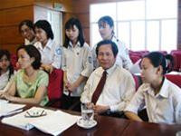 Các bạn học sinh theo dõi TS Hà Bình Trị trả lời câu hỏi.