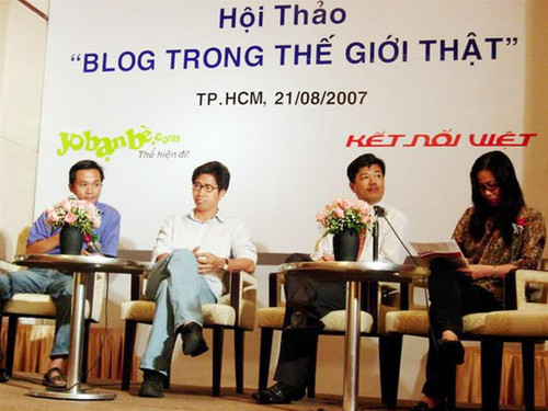 Các blogger tên tuổi cũng là nhà báo từ trái qua: Đức Hiển (Blog Bố cu Hưng), Huy Đức (Blog Osin), Vũ Mạnh Cường (Blog VMC)