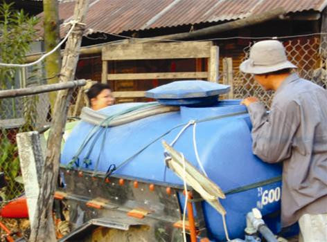 Người dân các khu nhà ổ chuột phải mua nước với giá “cắt cổ” Người dân các khu nhà ổ chuột phải mua nước với giá “cắt cổ”