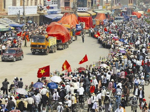 Ảnh 2: Hàng tỷ đồng đã được chi cho việc đưa rước rầm rộ các bộ phận của bức tượng đài suốt từ Nam Định lên đến Điện Biên.