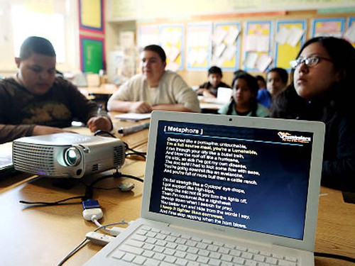 Học sinh trường Intermediate 77, Mỹ đang học bài theo chương trình Flocabulary.