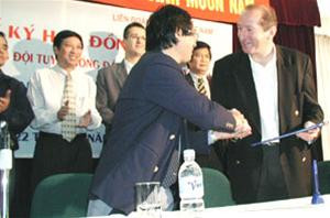 Ngày 22/3/2002, VFF ký hợp đồng với HLV Letard Ngày 22/3/2002, VFF ký hợp đồng với HLV Letard