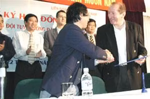 Ngày 22/3/2002, VFF ký hợp đồng với HLV Letard