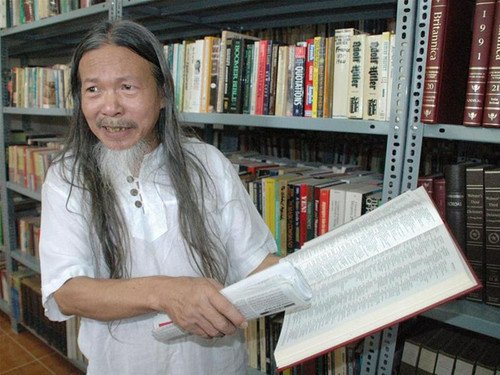 Ông Nguyễn Tiến Văn đang giới thiệu những cuốn sách quý của mình