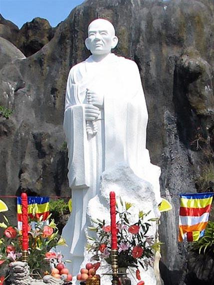 Tượng đài Bồ tát Thích Quảng Đức tại chùa Long Sơn. Ảnh : Nguyễn Đình Quân. Tượng đài Bồ tát Thích Quảng Đức tại chùa Long Sơn. Ảnh : Nguyễn Đình Quân.