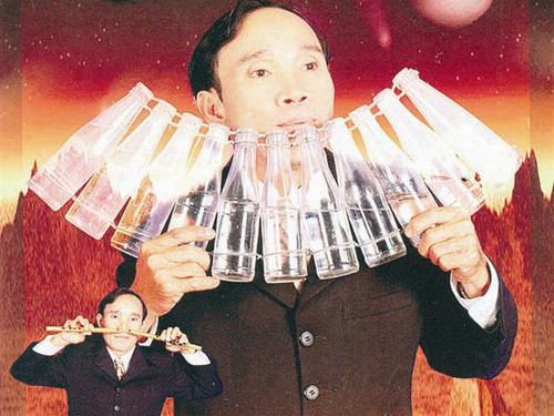 Nghệ sĩ Mai Đình Tới đang biểu diễn Nghệ sĩ Mai Đình Tới đang biểu diễn