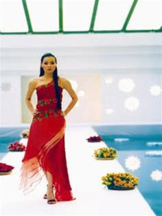 Một mẫu váy thêu hoa của Quốc Bình (người mẫu Hồ Ngọc Hà) Một mẫu váy thêu hoa của Quốc Bình (người mẫu Hồ Ngọc Hà)