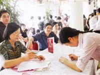 Đại diện các trường tiếp nhận hồ sơ đăng ký dự thi của học sinh.