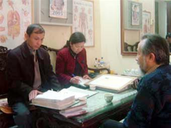 Đoàn thanh tra của Sở Y tế kiểm tra cơ sở đông y của ông P.P.T ngày 6/3 Ảnh : Mỹ Hằng