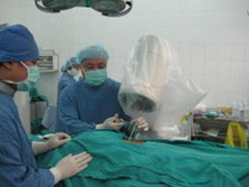 Bác sĩ Nguyễn Văn Thạch đang phẫu thuật chữa TVĐĐ.