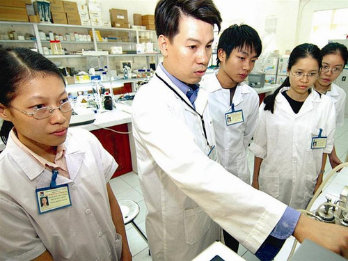 Sinh viên khoa Cử nhân tài năng trường Đại học Khoa học Tự nhiên, ĐH Quốc gia Hà Nội đang thực tập trong phòng thí nghiệm Sinh viên khoa Cử nhân tài năng trường Đại học Khoa học Tự nhiên, ĐH Quốc gia Hà Nội đang thực tập trong phòng thí nghiệm