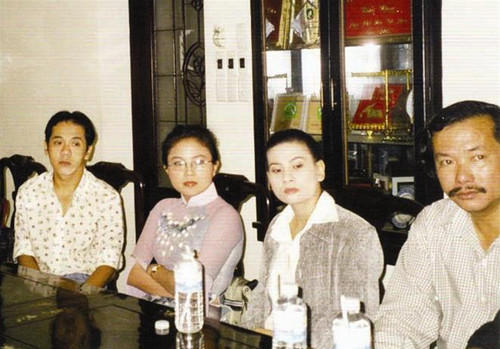 Nghệ sĩ Thành Lộc (bìa trái) tại buổi làm việc