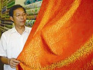 Anh Hồ Viết Lý bên những sản phẩm lụa tơ tằm thuần Việt do mình sản xuất Anh Hồ Viết Lý bên những sản phẩm lụa tơ tằm thuần Việt do mình sản xuất