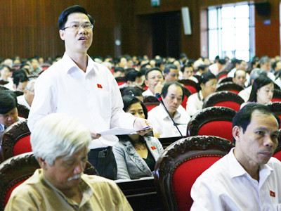 Đại biểu Trần Việt Hùng (đoàn Hòa Bình) phát biểu tại hội trường. Ảnh: Hồng Vĩnh. Đại biểu Trần Việt Hùng (đoàn Hòa Bình) phát biểu tại hội trường. Ảnh: Hồng Vĩnh.