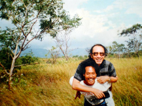 Y Moan cõng thầy Nguyễn Cường trên thảo nguyên