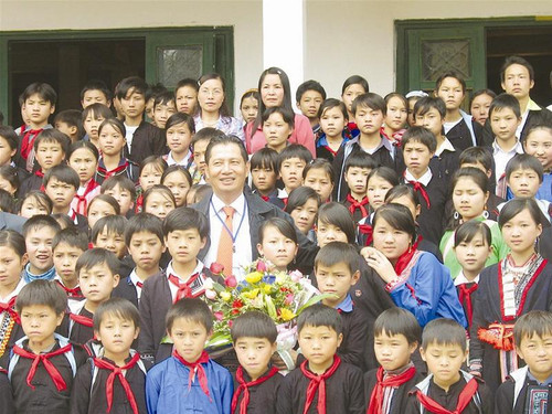 Ông Phạm Thanh Bình và học sinh dân tộc thiểu số ở Sa Pa Ông Phạm Thanh Bình và học sinh dân tộc thiểu số ở Sa Pa