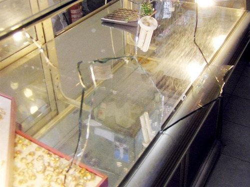 Tủ kính bị đập nát để thực hiện hành vi cướp vàng