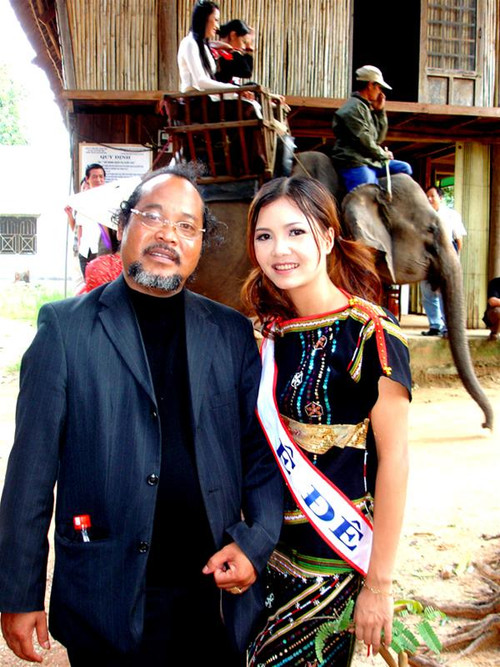 Y Moan chụp với fan hâm mộ