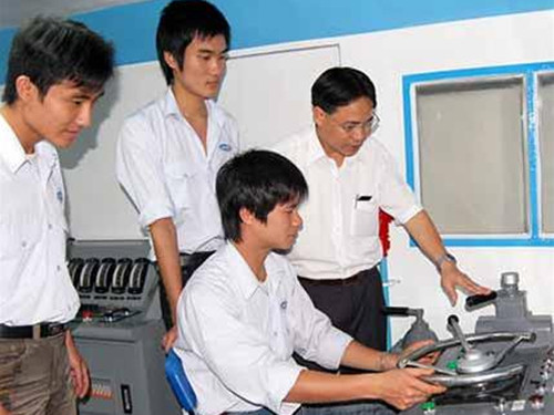 Lái tàu cũng bị kiểm tra nồng độ cồn. Ảnh minh họa.