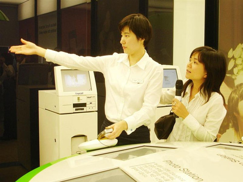 Nhân viên Samsung giới thiệu các tính năng của sản phẩm mới Nhân viên Samsung giới thiệu các tính năng của sản phẩm mới