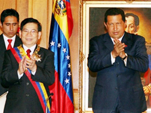 Tổng thống Hugo Chavez tặng huân chương Simon Bolivar cho Chủ tịch nước Nguyễn Minh Triết.Ảnh: VOV