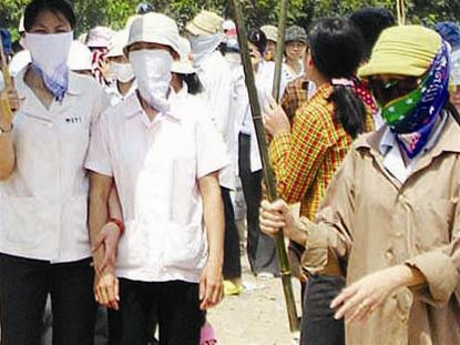 Nhiều công nhân tụ tập trước cổng nhà máy không vào làm việc