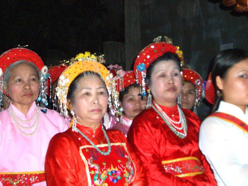 Đến các bà, các cô trong đoàn rước